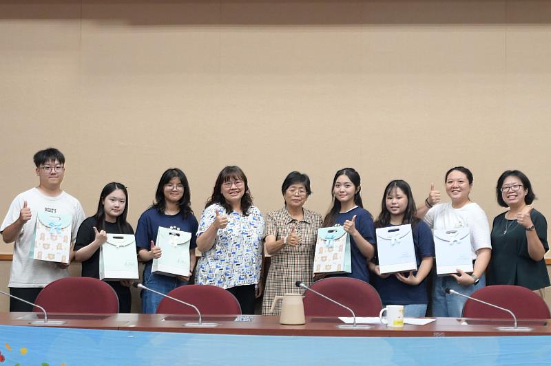 南大陳惠萍校長頒贈營隊實用小物，勉勵師資生以專業與熱忱投入教育服務，陪伴孩子快樂學習與成長。