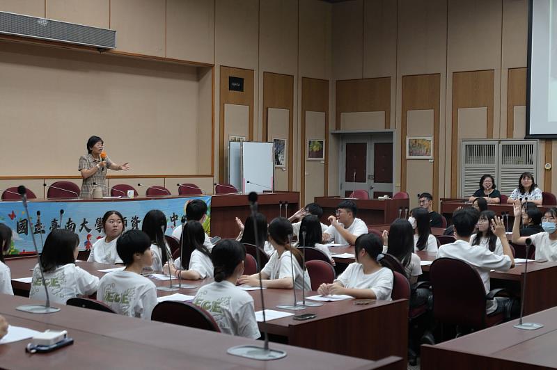 南大陳惠萍校長勉勵師資生勇於投入教育服務，在交流中展現師資培育的熱忱與活力。