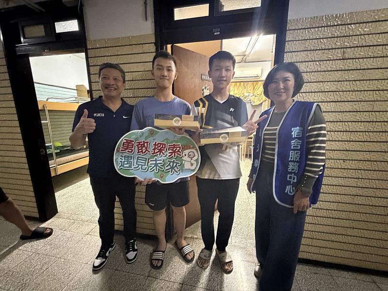 台東縣長饒慶鈴、輔大校長藍易振7月20日夜晚聯袂探視「台東玉山計畫」學子，勉勵勇敢追夢。