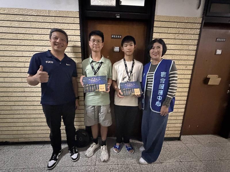 台東縣長饒慶鈴、輔大校長藍易振7月20日夜晚聯袂探視「台東玉山計畫」學子，勉勵勇敢追夢。