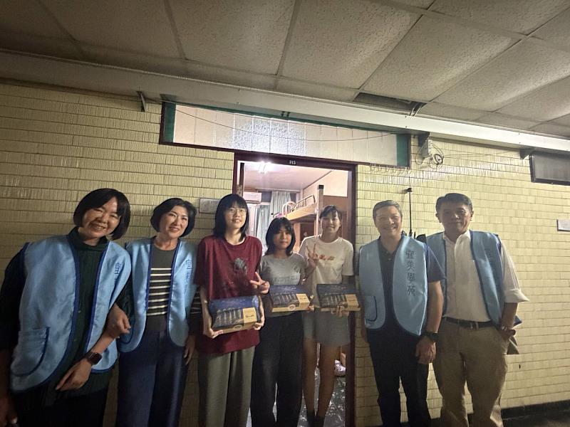 台東縣長饒慶鈴、輔大校長藍易振7月20日夜晚聯袂探視「台東玉山計畫」學子，勉勵勇敢追夢。