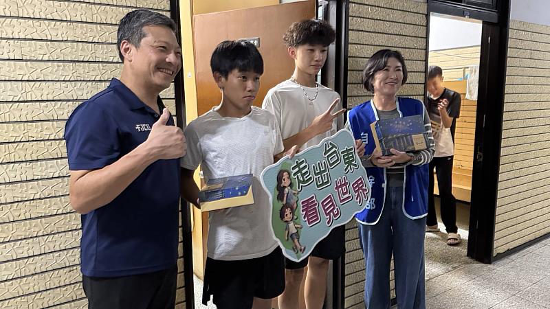 台東縣長饒慶鈴、輔大校長藍易振7月20日夜晚聯袂探視「台東玉山計畫」學子，勉勵勇敢追夢。