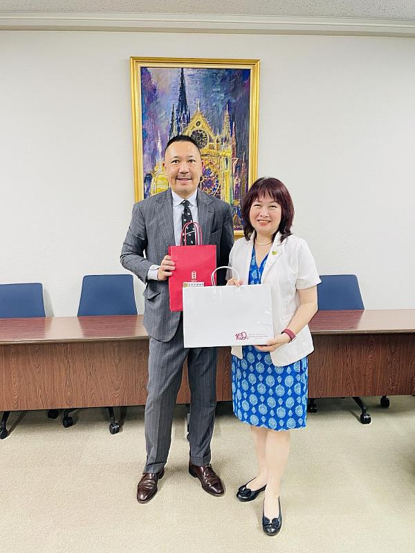 文藻團隊拜訪九州路德學院大學，由Michiaki Matsumoto校長（左）親自接待。