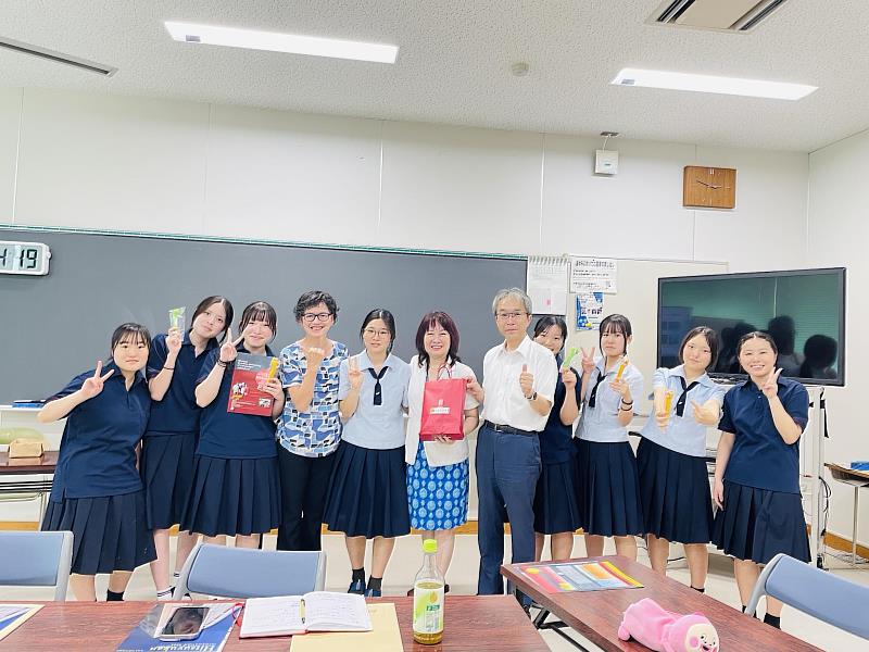 拜訪熊本市立必由館高等學校進行簡報,由Koichi Sato校長(右5)親自接待。