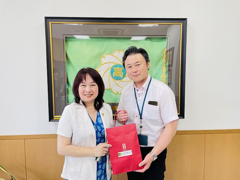 文藻團隊拜訪熊本市立千原台高等學校，並與Tatsuo Sumii校長（右）合影。