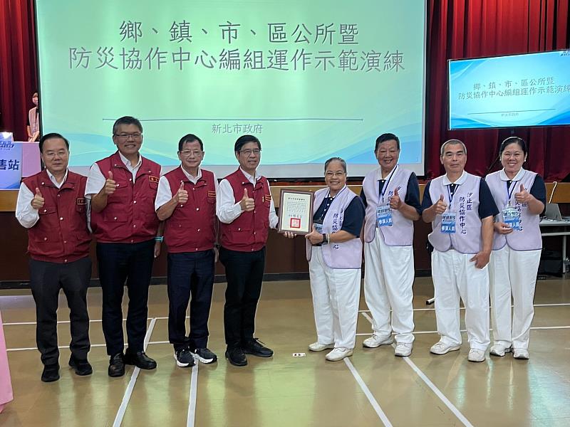 說明:柯慶忠副秘書長頒發感謝狀予參演志工團隊。