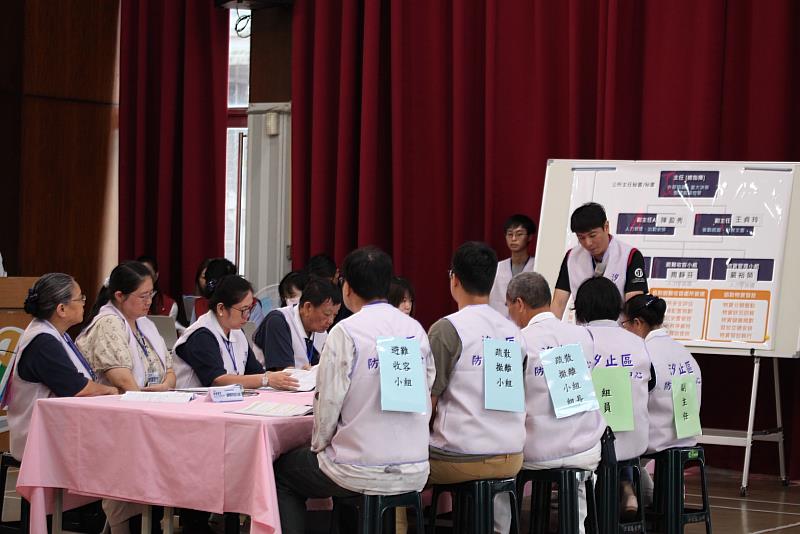 說明:汐止區公所主任秘書擔任防災協作中心主任進行災時任務分配。