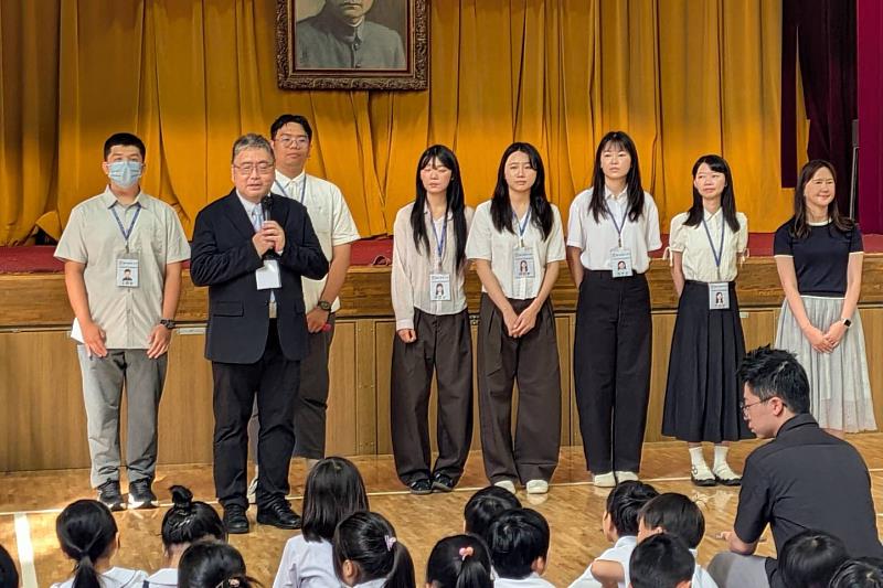 南大移地教學團隊於東京中華學校朝會向全校師生介紹,展現國際交流成果,開啟跨文化學習交流。