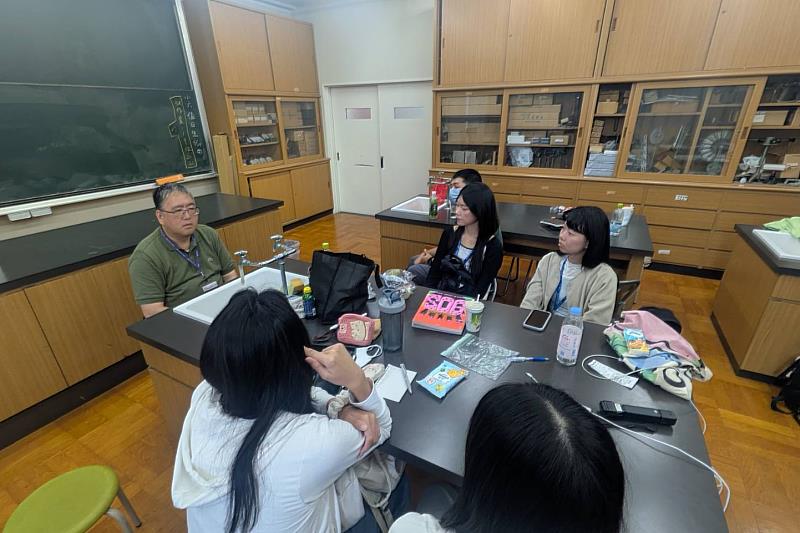 南大學生於東京中華學校進行一對一中文會話教學，課後共同檢討與反思，精進華語教學實務能力。