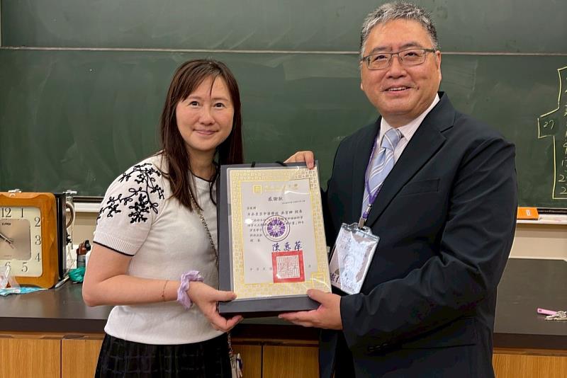南大國語文學系主任鄭憲仁致贈感謝狀予東京中華學校，深化臺日教育合作與國際交流，攜手拓展海外學習機會。