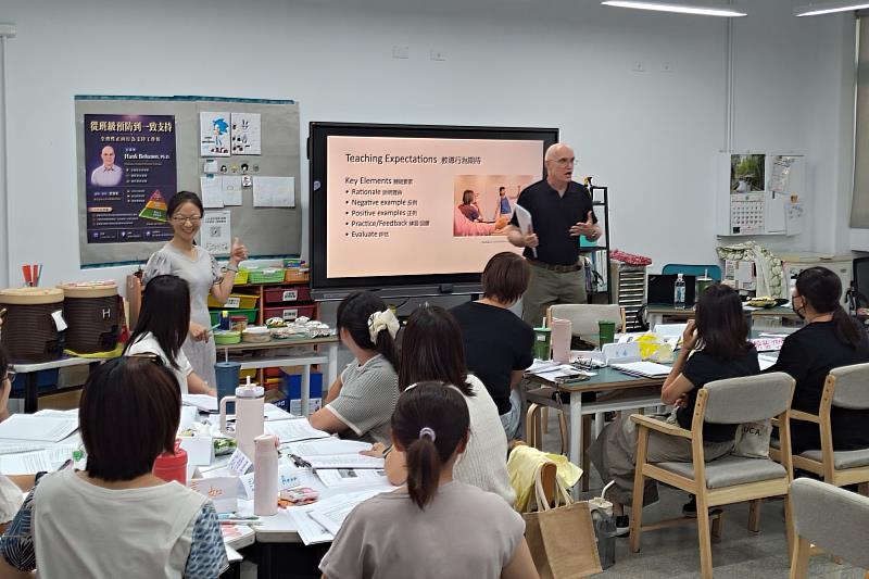 南大特教系攜手國際學者示範正向行為支持教學策略，協助教師掌握建立學生期待行為的實務方法。