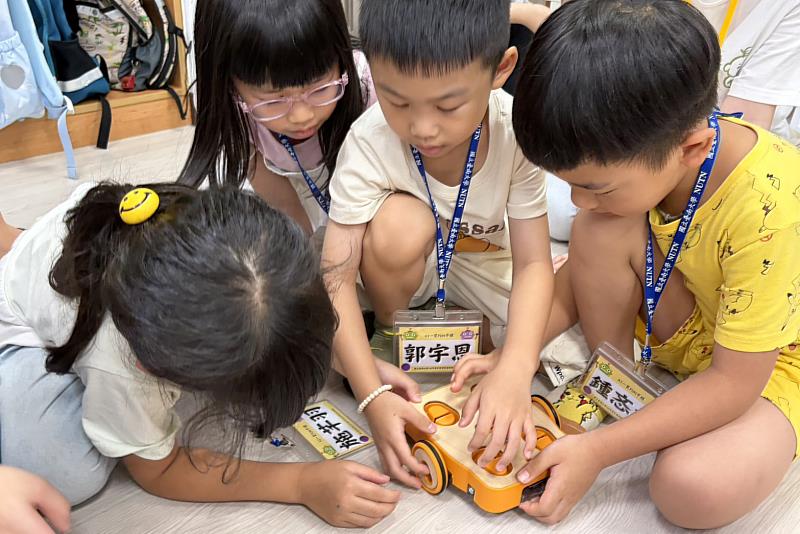 南大將AI科技融入幼兒教育，引導幼兒動手組裝KIBO機器人，在實作中培養邏輯思考與問題解決能力。