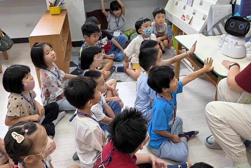 南大師資生運用凱比機器人引導幼兒互動學習，在遊戲中啟發AI科技興趣，培養探索精神與創意思考。