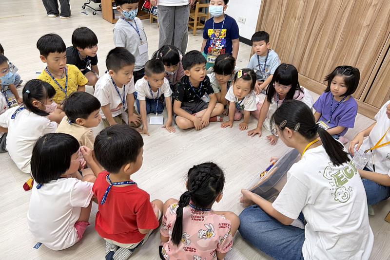 南大師資生陪伴幼兒探索KIBO教育機器人，透過操作與討論培養運算思維，體驗AI科技學習的樂趣。