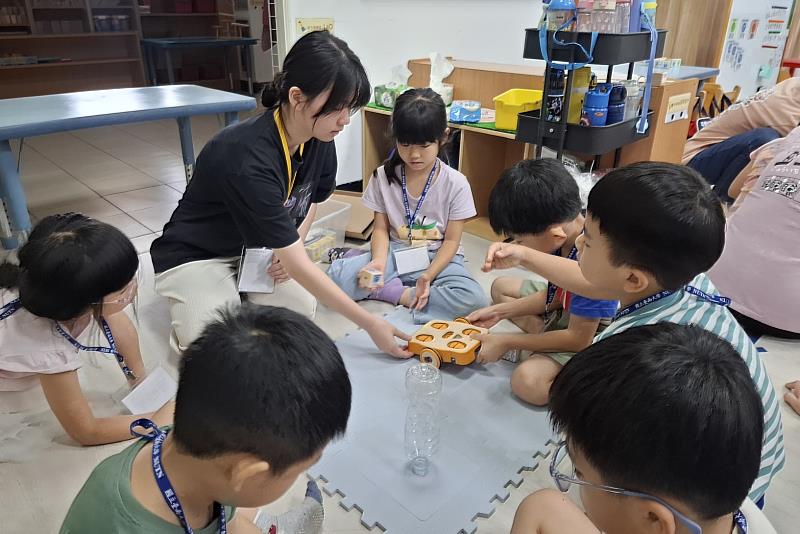南大師資生引導幼兒操作KIBO機器人，透過循序漸進的課程設計，深化科技素養與自主探索能力。