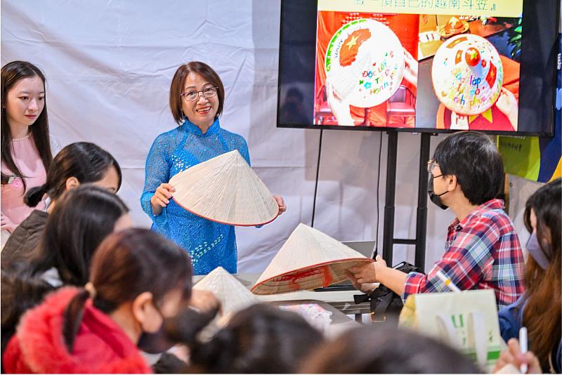 移民工文化節中越南文化講師為學員介紹傳統斗笠的文化意涵與日常價值。