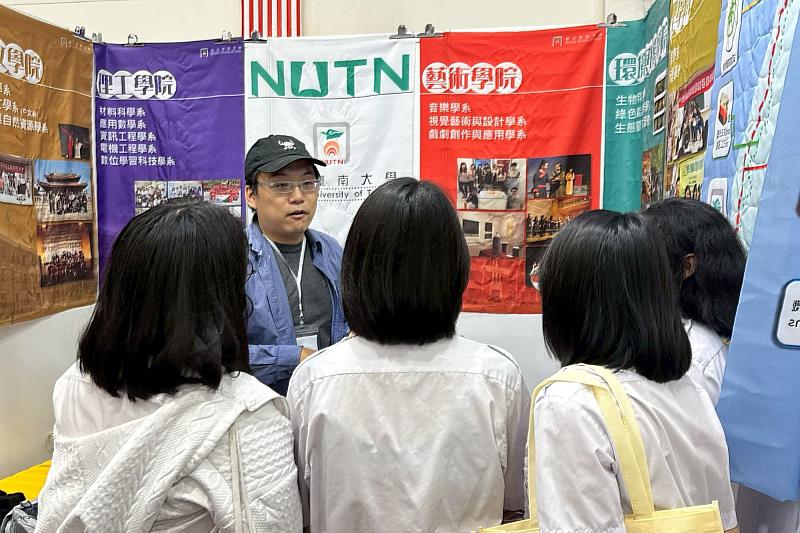 南大劉勇辰主任於馬來西亞臺灣高等教育展介紹辦學特色與國際學習資源，展現南大積極拓展國際招生的成果。