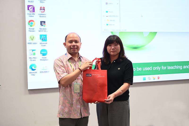 拉曼大學代表致贈紀念禮品，象徵南大與拉曼大學攜手深化設計教育及國際交流合作情誼。