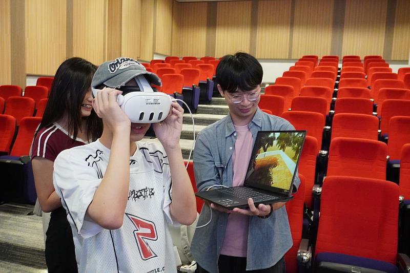 拉曼大學學生體驗南大「大南門城VR」,感受數位科技結合文化資產與地方故事的創新成果。
