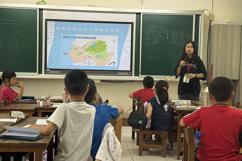 南大以家鄉為教室,引導官田國小學童化身小導遊,分享地方特色,培養表達能力與文化認同。