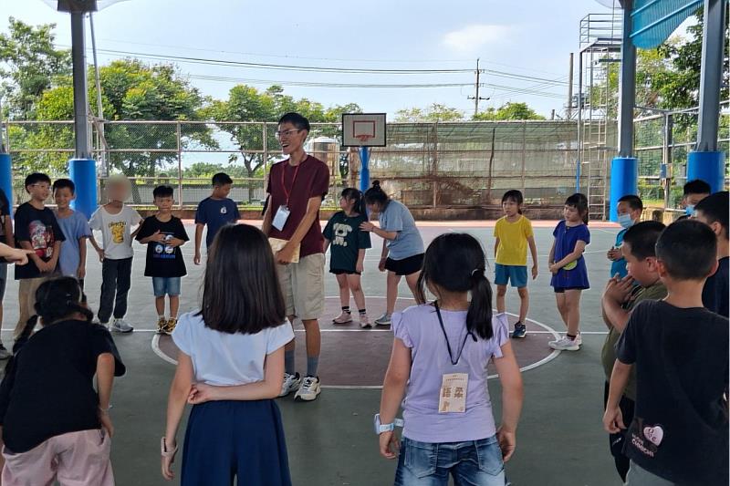 南大師資生設計混齡體育挑戰活動，培養官田國小學童合作默契、溝通能力與團隊精神。