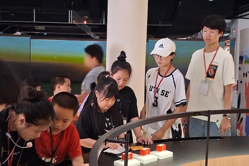 南大師資生帶領學童走訪西拉雅官田遊客中心，透過實地踏查探索地方文化與自然環境。