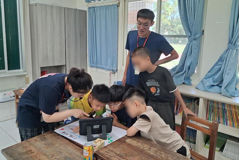 南大師資生帶領學童繪製官田地圖,透過地方探索與創意實作,深化家鄉文化認同。