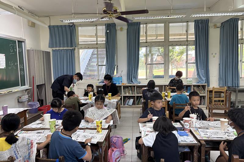 南大師資生引導低年級學童體驗水墨創作,從藝術學習認識家鄉之美,展現豐富創意與自信。