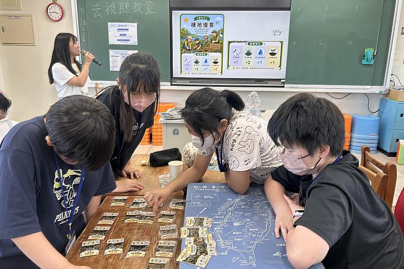 南大師資生運用濕地保育桌遊，引導學童在互動體驗中認識生態環境，培養永續思維與問題解決能力。