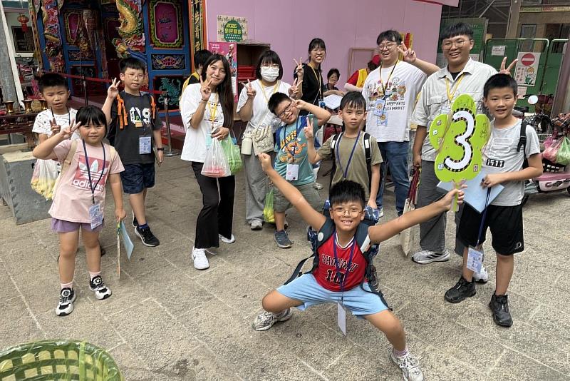 南大師資生帶領中高年級學童實地踏查學甲，在探索地方文化中深化觀察力與在地認同。