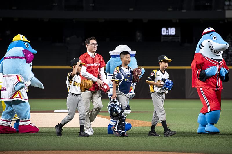虎林國小少棒隊3位小球員開球後分享，首次踏上臺北大巨蛋開球很緊張，但很滿意自己開球時將球投準的表現。