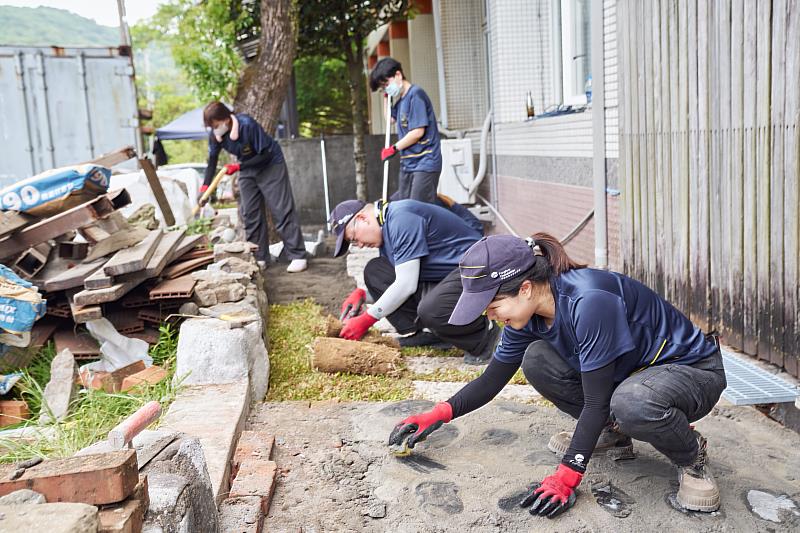 老舊木棧道拆除完畢後，遠雄志工依序覆土整平、鋪上石板，替宜蘭岳明國中小學生們鋪設出平穩、耐用的步道。