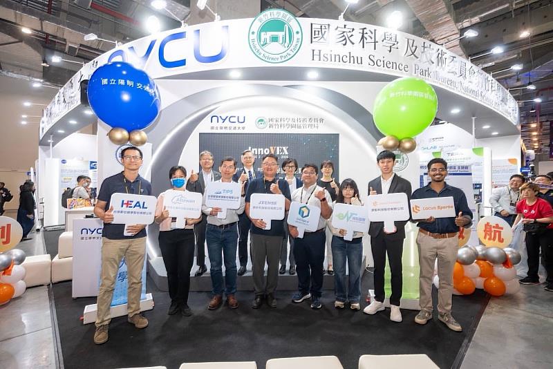 劉毅安(右2)參與陽明交大新創團隊,共同於InnoVEX展出創新技術成果。