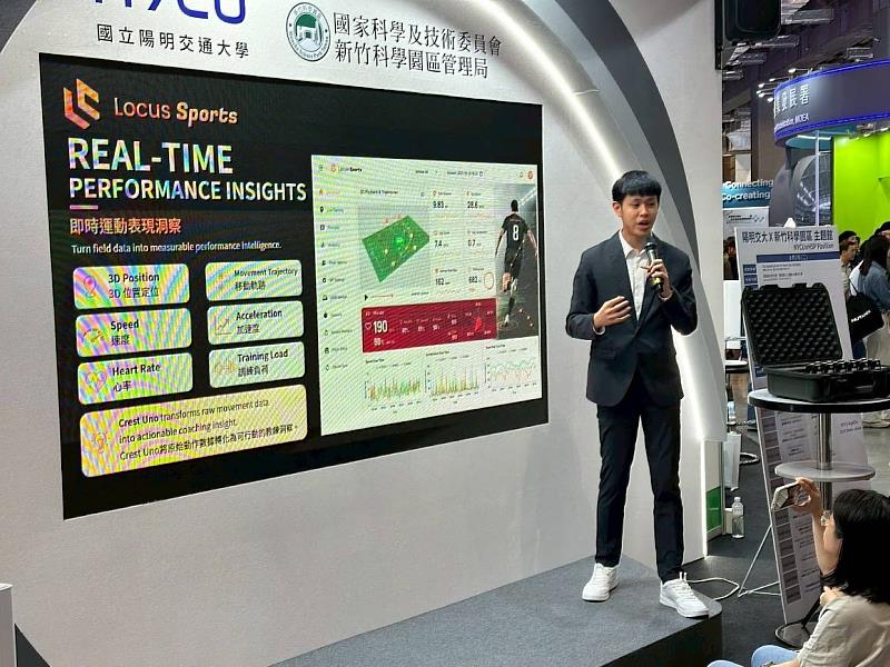 劉毅安透過英語簡報與實機展示，向國內外產業人士介紹產品特色與應用成果。