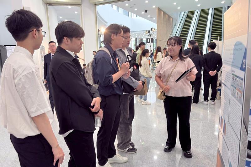 黃恩新同學在壁報前回答評審提問，並向與會的專家學者展示其研究成果。