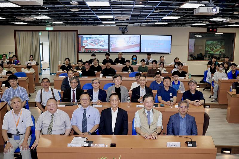 兩岸嘉賓與專家學者於淡江大學與滁州學院雙會場線上同步舉行,圖為淡江主場嘉賓合影。(圖/淡江大學提供)