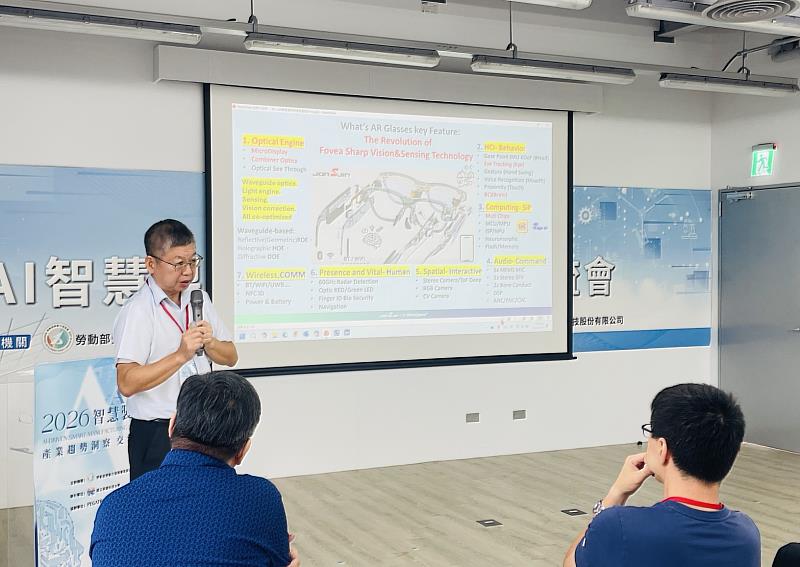 佐臻股份有限公司 梁文隆董事長分享「製造業的下一步：AI × XR × 數位轉型關鍵布局」。