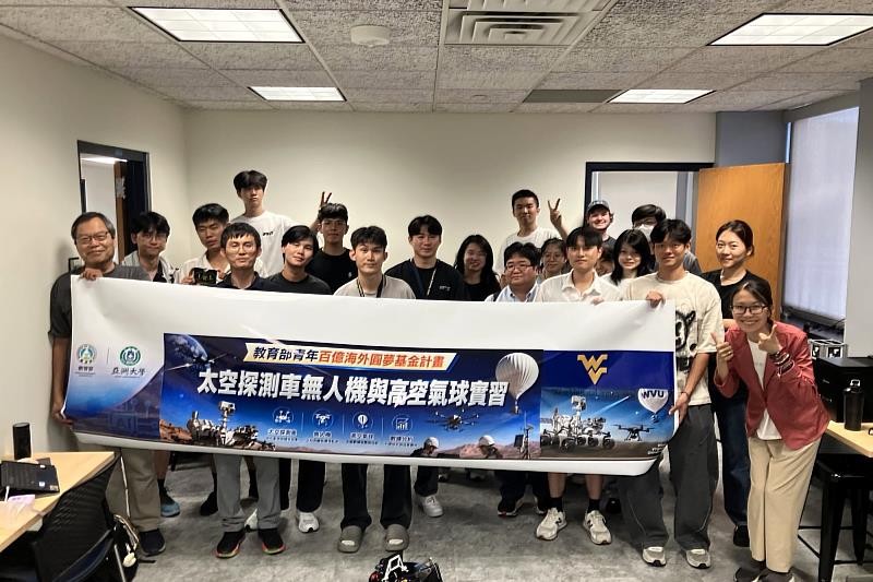 智慧移動機器人專題實作大合照。