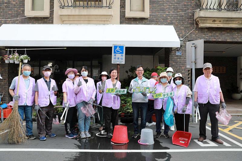 環保局長與里長及環保志義工清除積水容器合影。