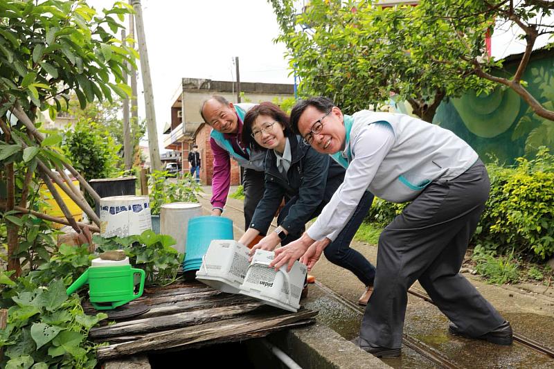 秘書長示範儲水桶倒置。
