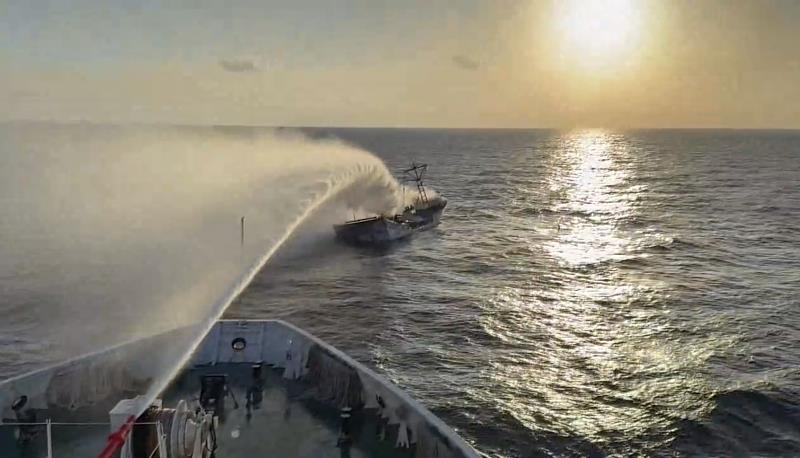八里艦使用消防水柱滅火。