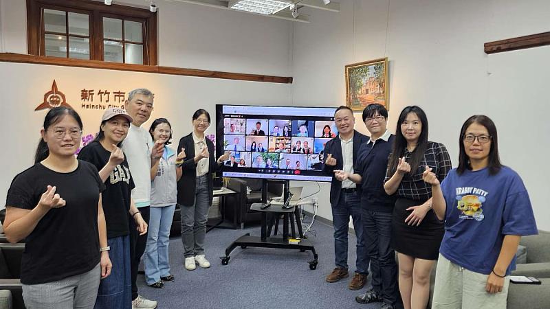 秘書長張治祥與家長一起跨國連線，關心數位實中於美加兩國學習的學生。