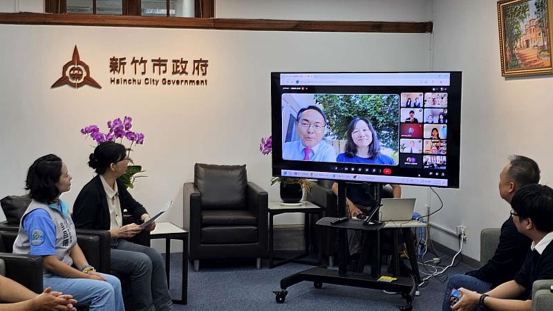 數位實中陳彥宇校長介紹課程現況與美加合作學校夥伴。