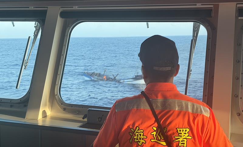 八里艦抵達現場發現永船持續燃燒中。