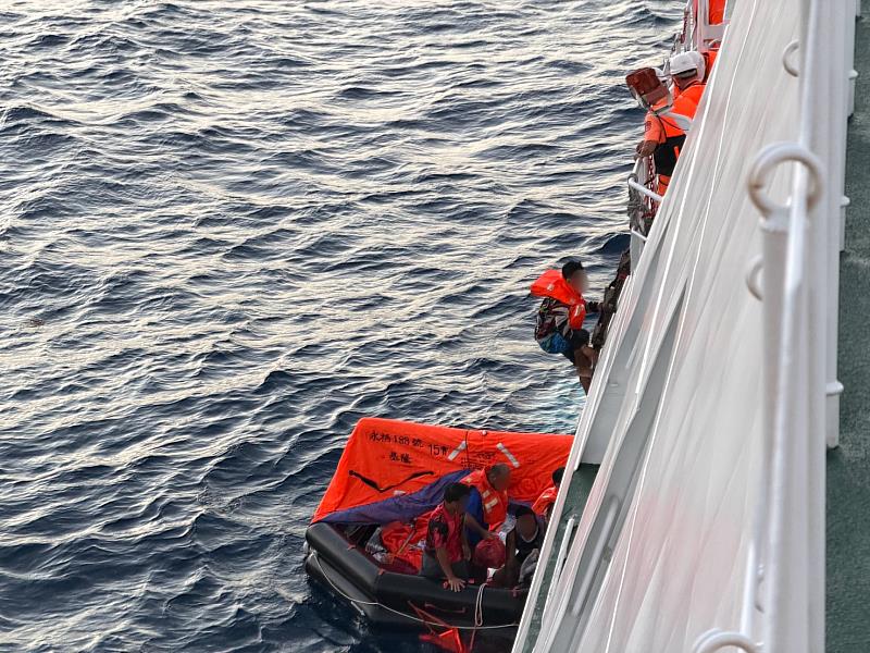 接駁救生筏人員至八里艦。