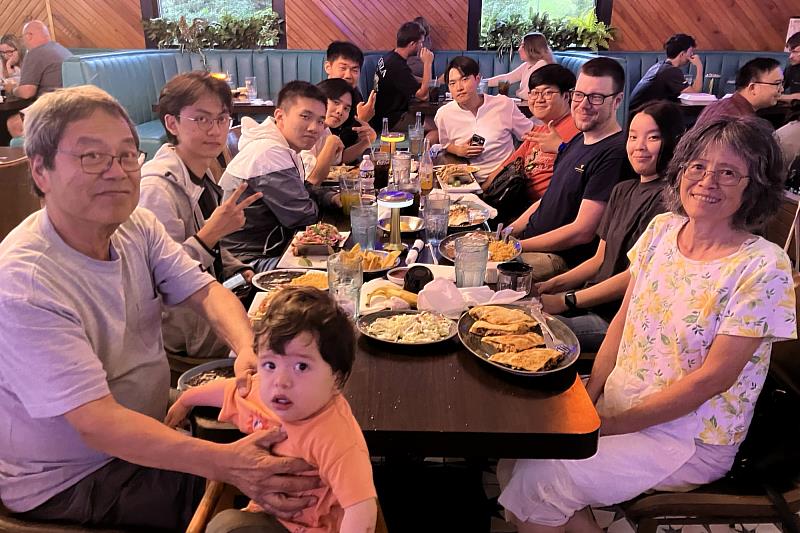 康教授帶著家人與學員享受墨西哥餐廳美食餐敘合影。