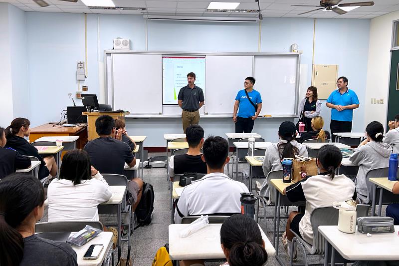 計畫執行期間透過課程、業師講座與實務工作坊,帶領學生深入了解智慧科技如何應用於高齡健康促進、復健照護與運動恢復服務。圖為邀請Bauerfeind AG德國總部矯形師Marius Wittlich授課情形。(圖/中金院提供)
