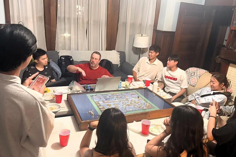 學員參與桌遊用英文劇情創作。