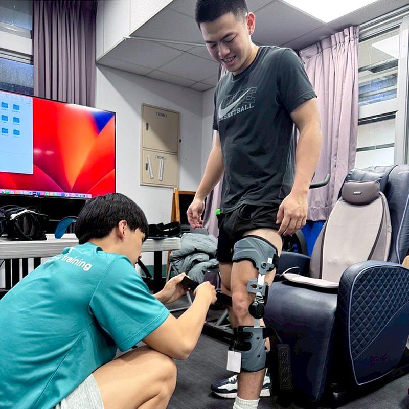 「智慧檢測×智慧矯形器×運動醫學照護實務計畫」以培育具備智慧矯形器應用與健康照護服務整合能力的人才為主軸。圖為修課學生練習智慧矯形器配戴與測試情形。(圖/中金院提供)