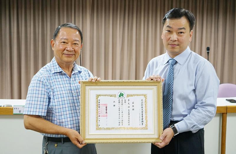 李天祥校長（右）深受曾韋龍董事長（左）及董事會一致推崇與信任，高票通過3度續任校長。圖為李天祥教授（右）111年續任的資料照片。